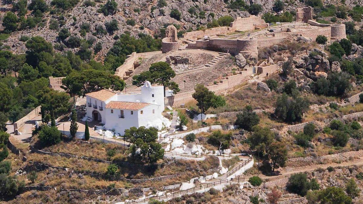 Imagen de la ermita de la Magdalena y el castell vell.