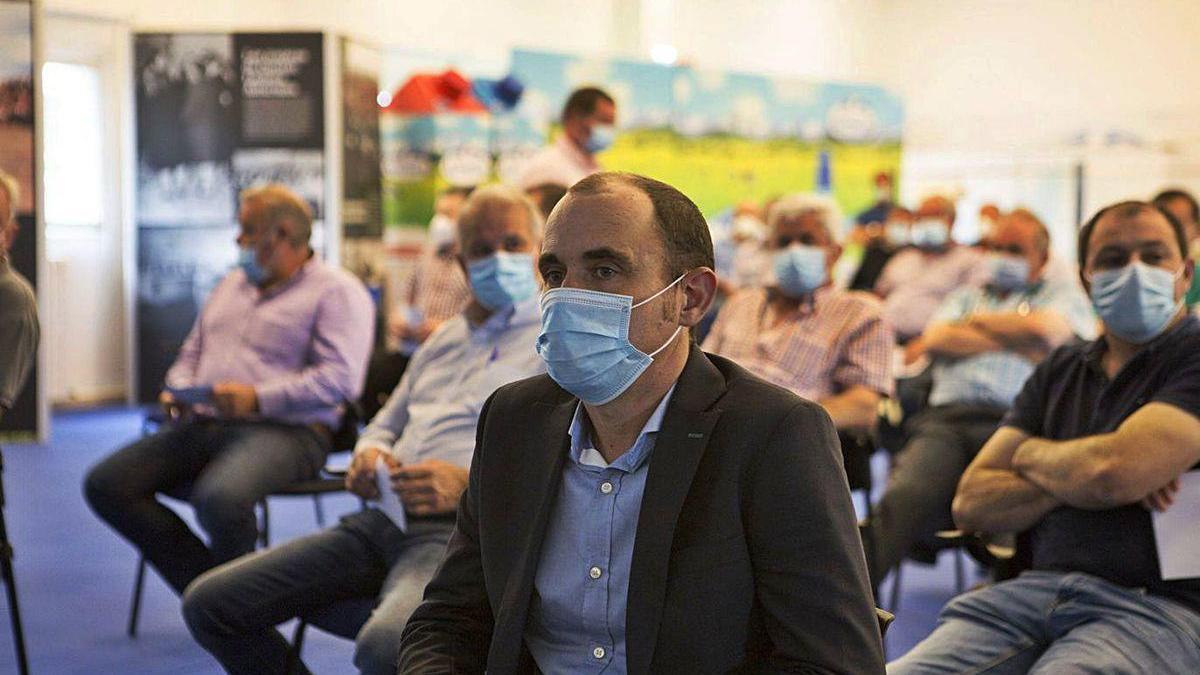 Alberto Álvarez, en primer término, durante la celebración de la asamblea de Clas.