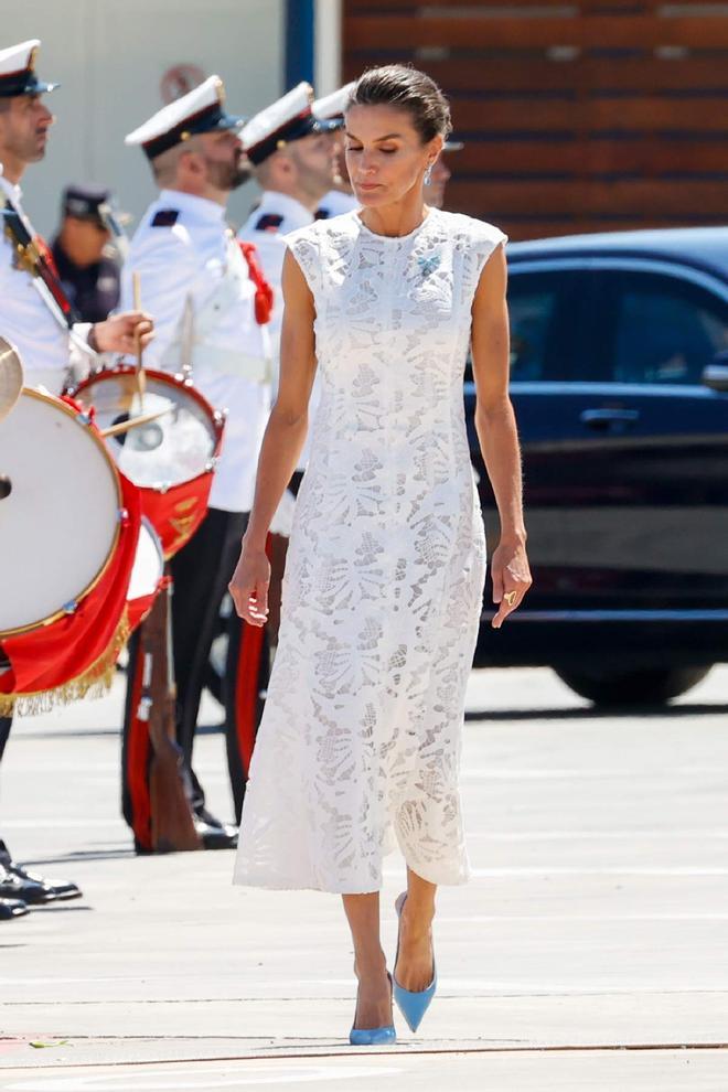 La reina Letizia con vestido blanco de encaje y complementos en azul