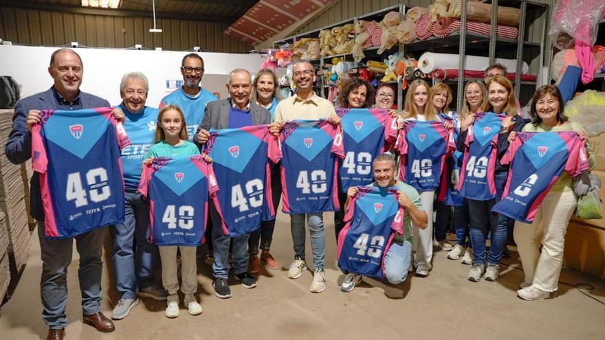 Efraín Medina y participantes en el curso, junto a personal de la empresa Guayarmina Textil | EL DÍA