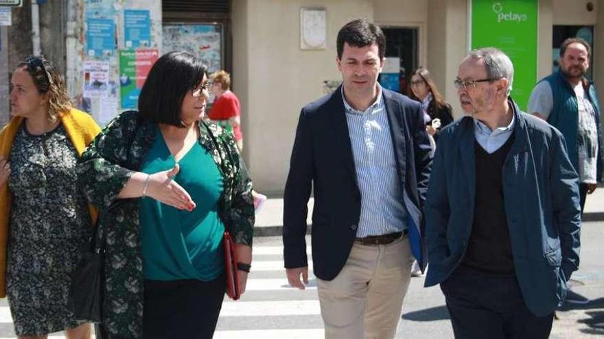 Gonzalo Caballero, segundo por la derecha, ayer, en Ponteareas.