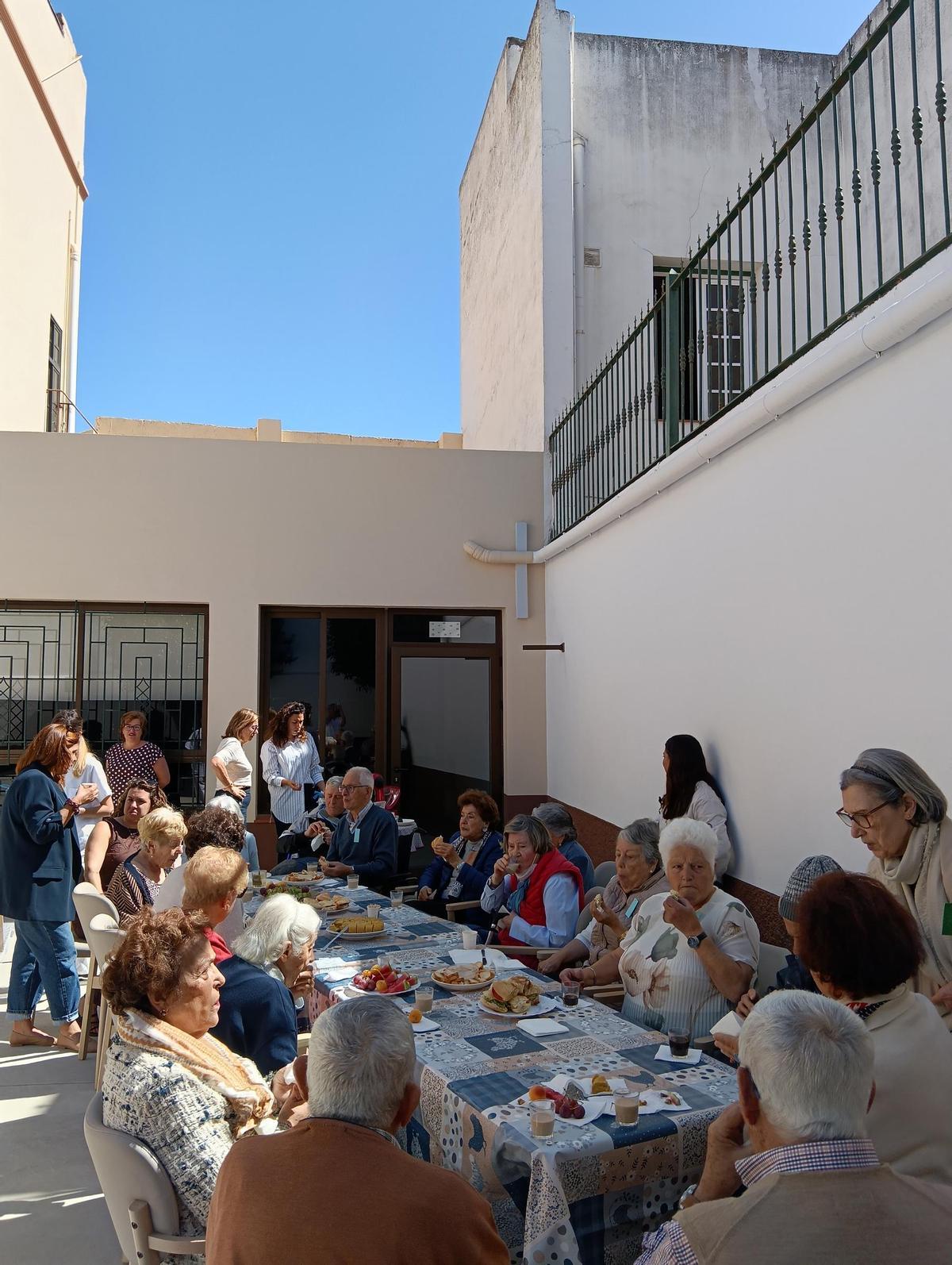 Abuelos que inspiran generaciones con amor, experiencia y compañía.