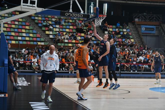 Entrenamiento a puerta abierta del Leyma Coruña en el Coliseum