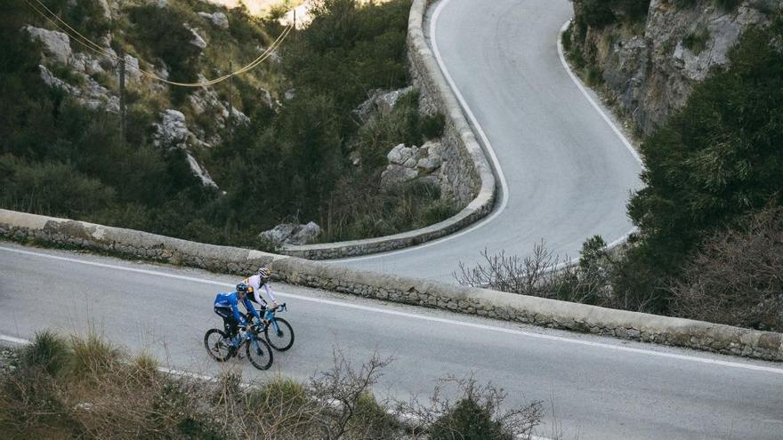 Valverde entrena por las carreteras de Mallorca.