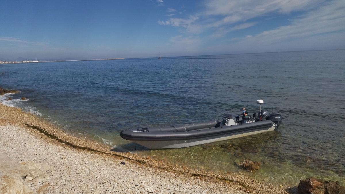 La narcolancha que apareció el 3 de mayo varada en el litoral de les Rotes