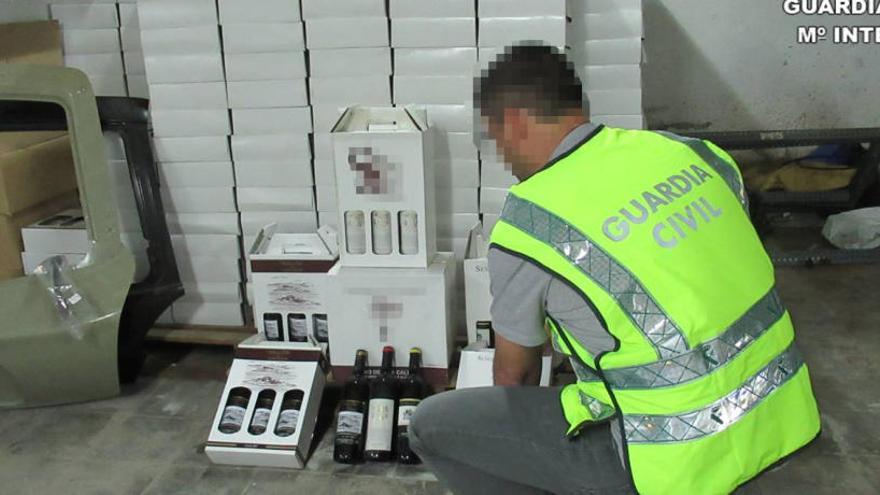 La Guardia Civil interviene en Elche 20.000 botellas de vino no aptas para el consumo