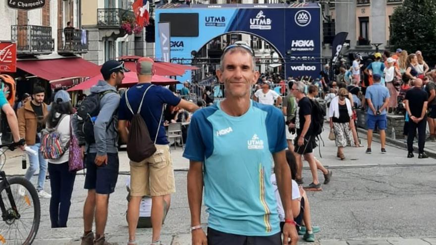 El corredor aldeano Arcadio Araujo, en Francia, para disputar la Ultra Trail Mont Blanc.