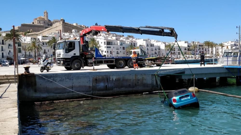 Un coche cae al mar en el puerto de Ibiza con sus dos ocupantes