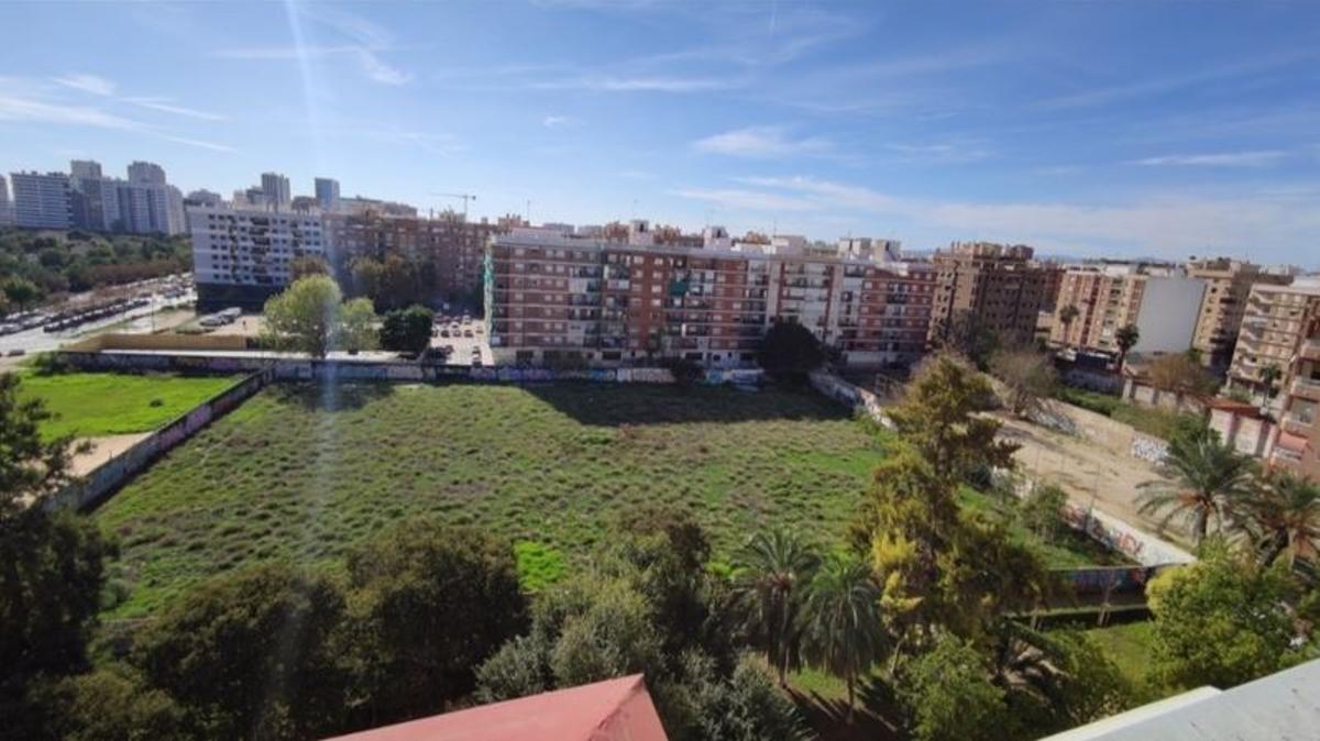 Solar junto al polideportivo de Malilla propuesto para albergar una nueva piscina de verano