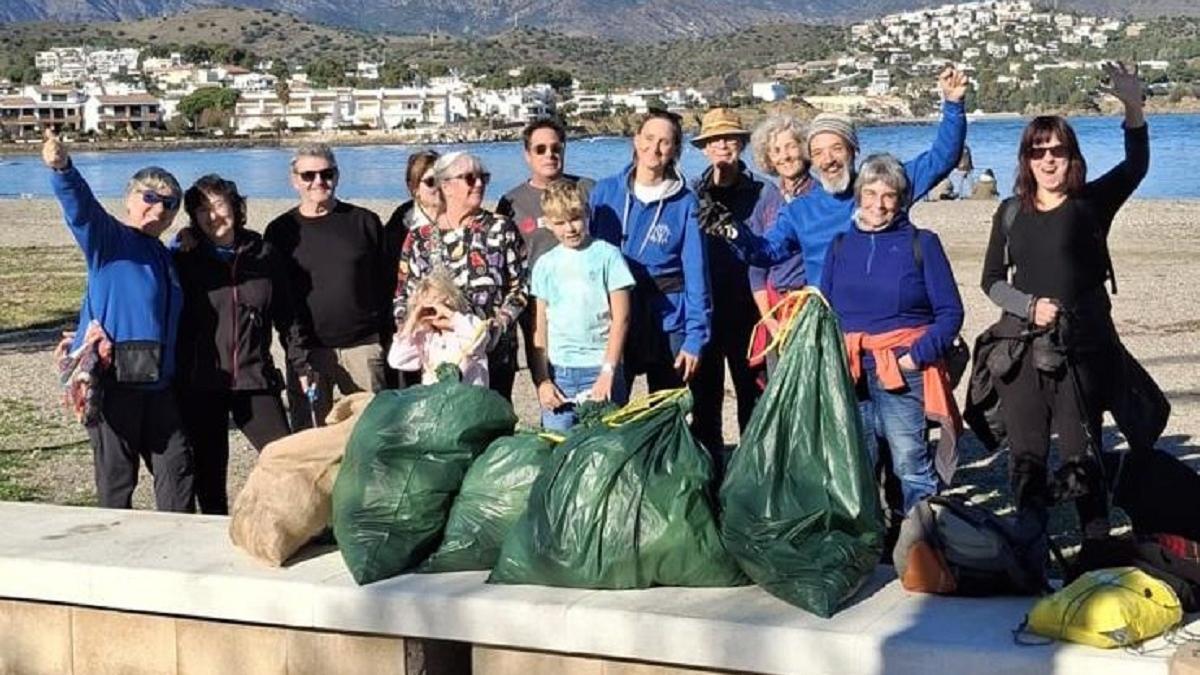 Els voluntaris de Platges Netes amb la brossa recollida