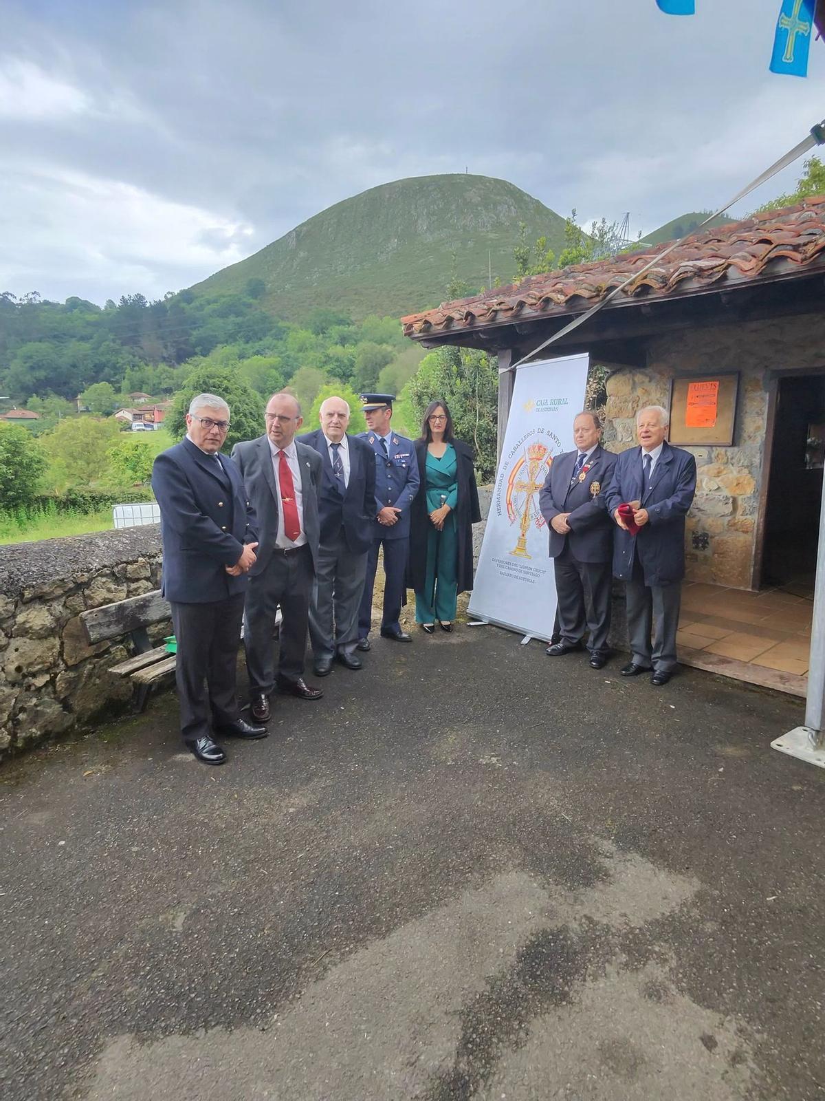 Algunos participantes en la reunión de caballeros de la Hermandad de Santo Toribio de Liébana en Cangas de Onís.