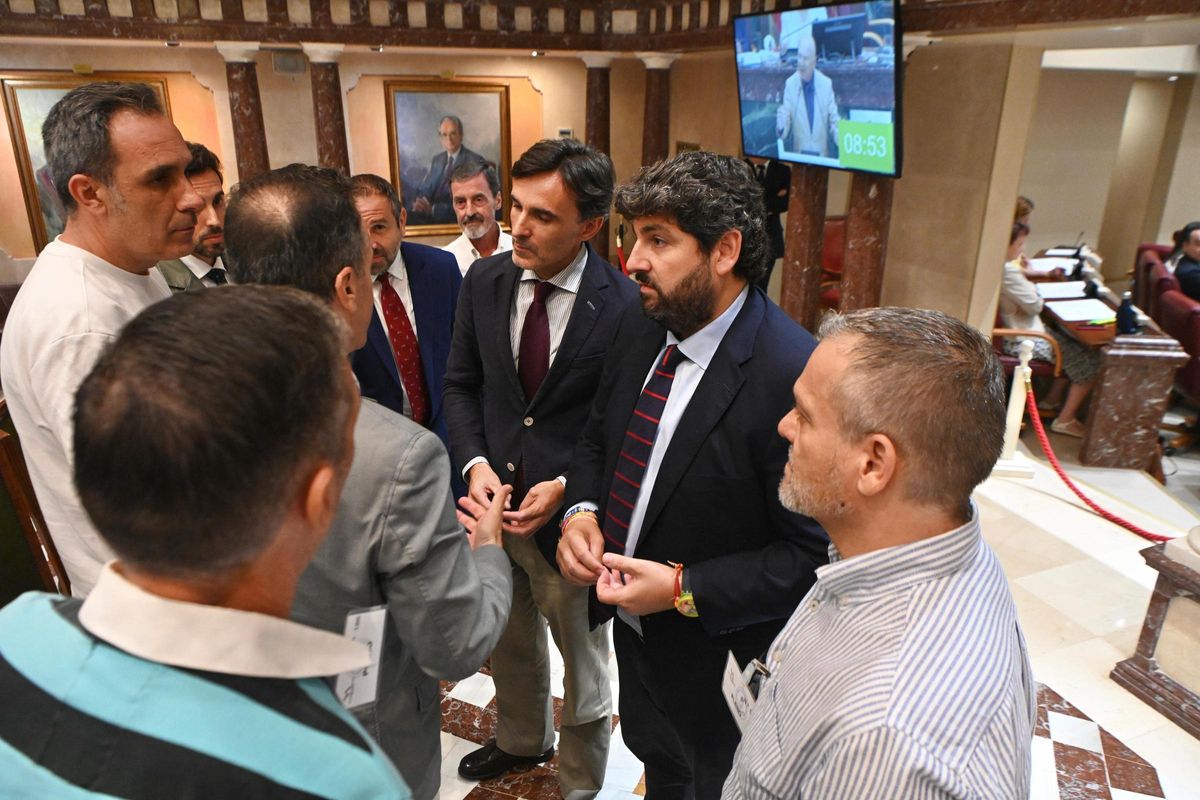 El presidente López Miras se acercó a hablar con los representantes del sector del taxi de la Región.