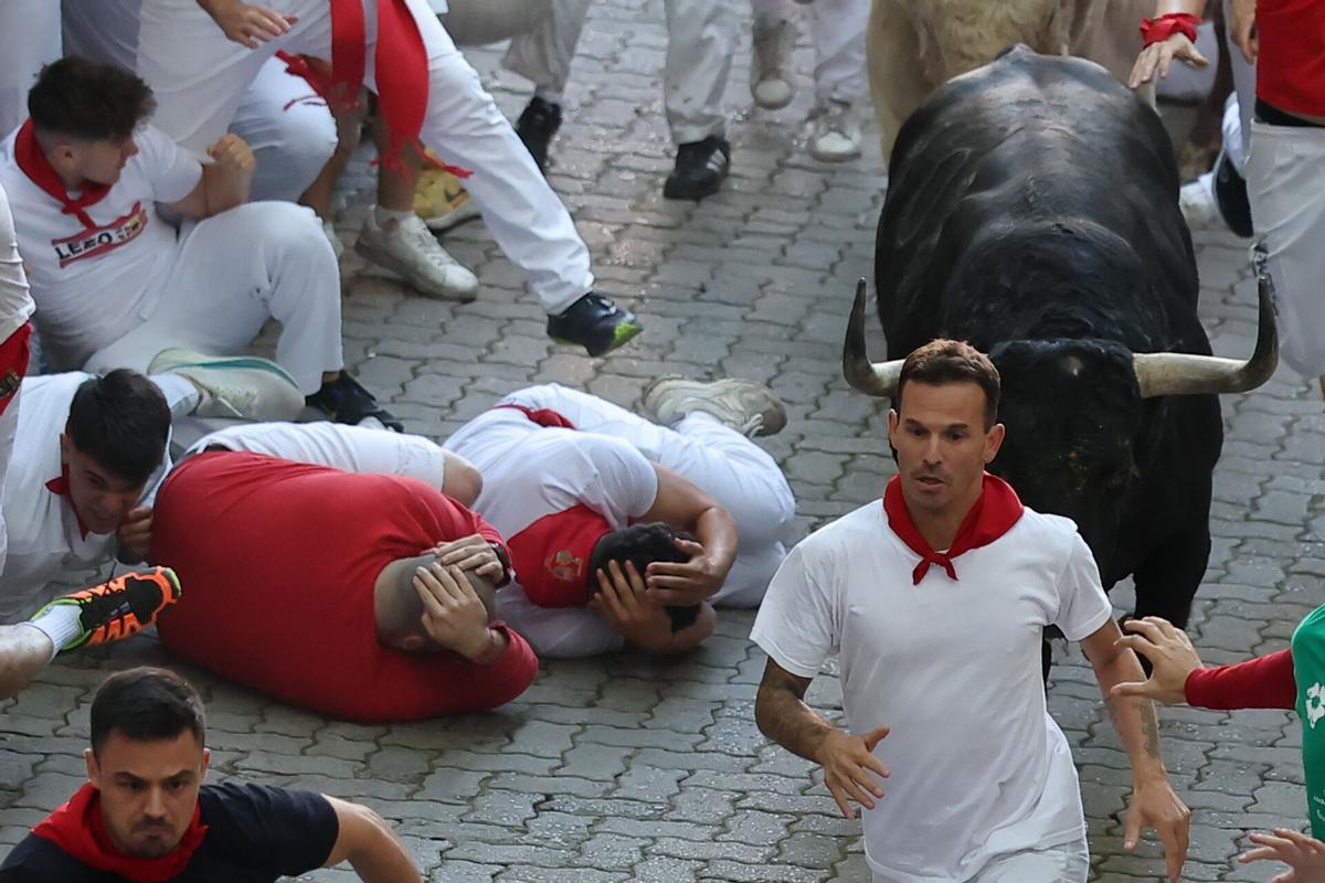 Los toros de Fuente Ymbro protagonizan un rápido y masificado primer encierro.