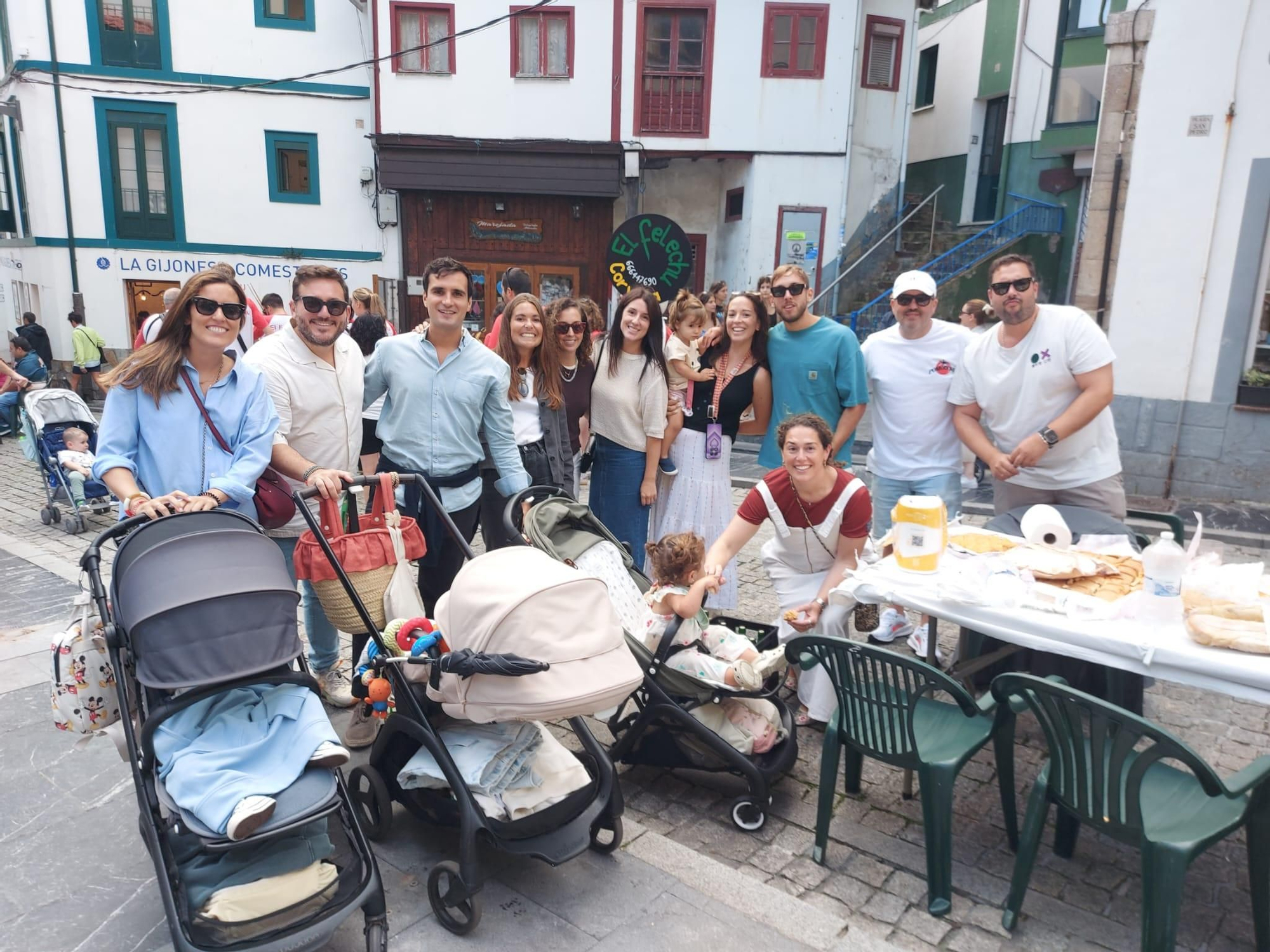 En imágenes: En imágenes: Más de 1.200 personas participan en la tercera comida en la calle de Cudillero