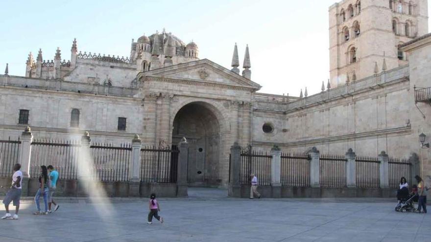 La Catedral de Zamora es el principal bien inmueble de uso religioso en la provincia.