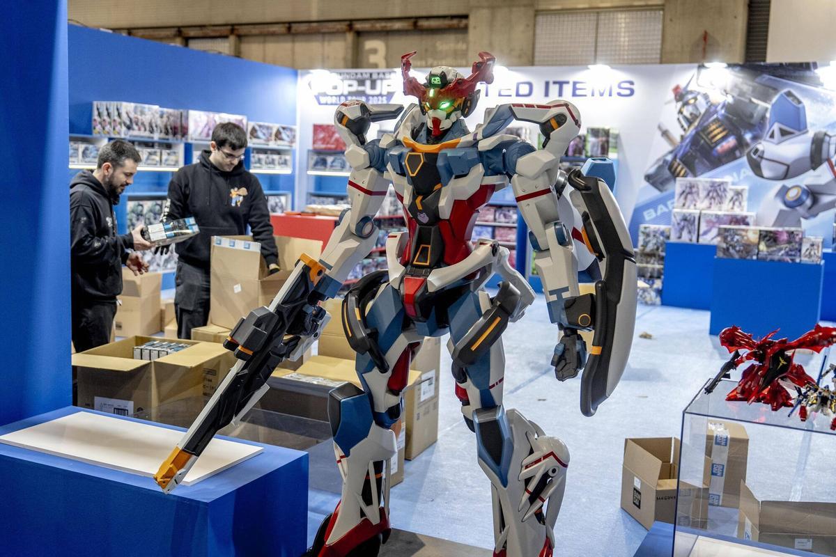 Barcelona 04/12/2025 Preparativos en el salón del manga que se inaugura mañana en la Fira de Gran Via Fotografía de Ferran Nadeu