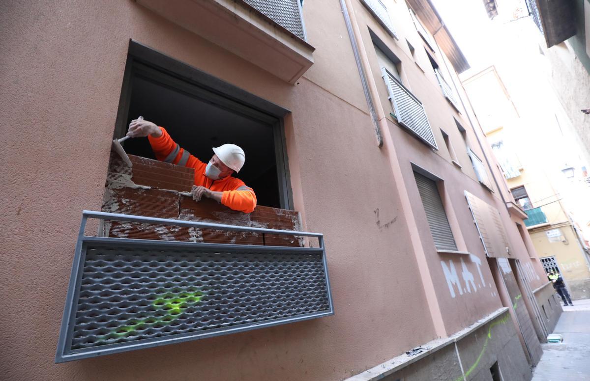 El Ayuntamiento de Zaragoza tapió el acceso a un bloque de la calle Cerezo que tuvo que ser desalojado.