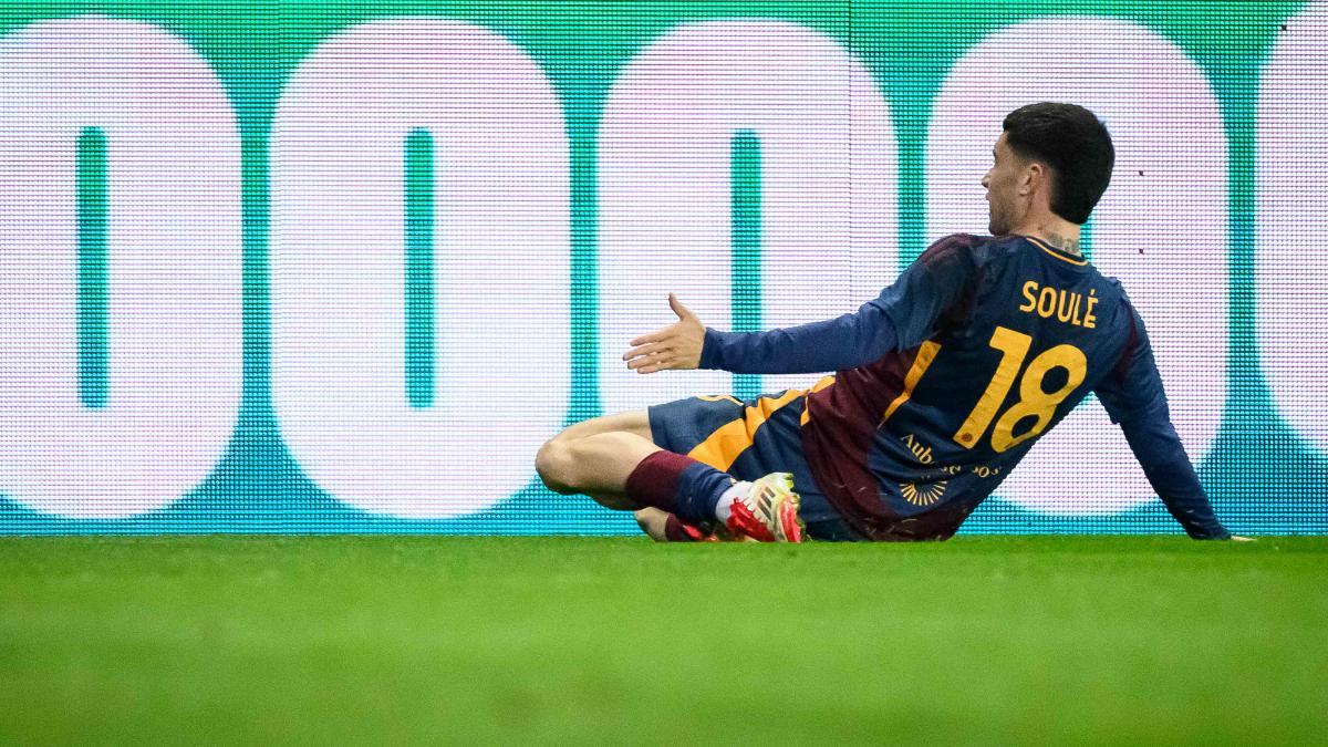 Soulé celebrándo un gol con la Roma