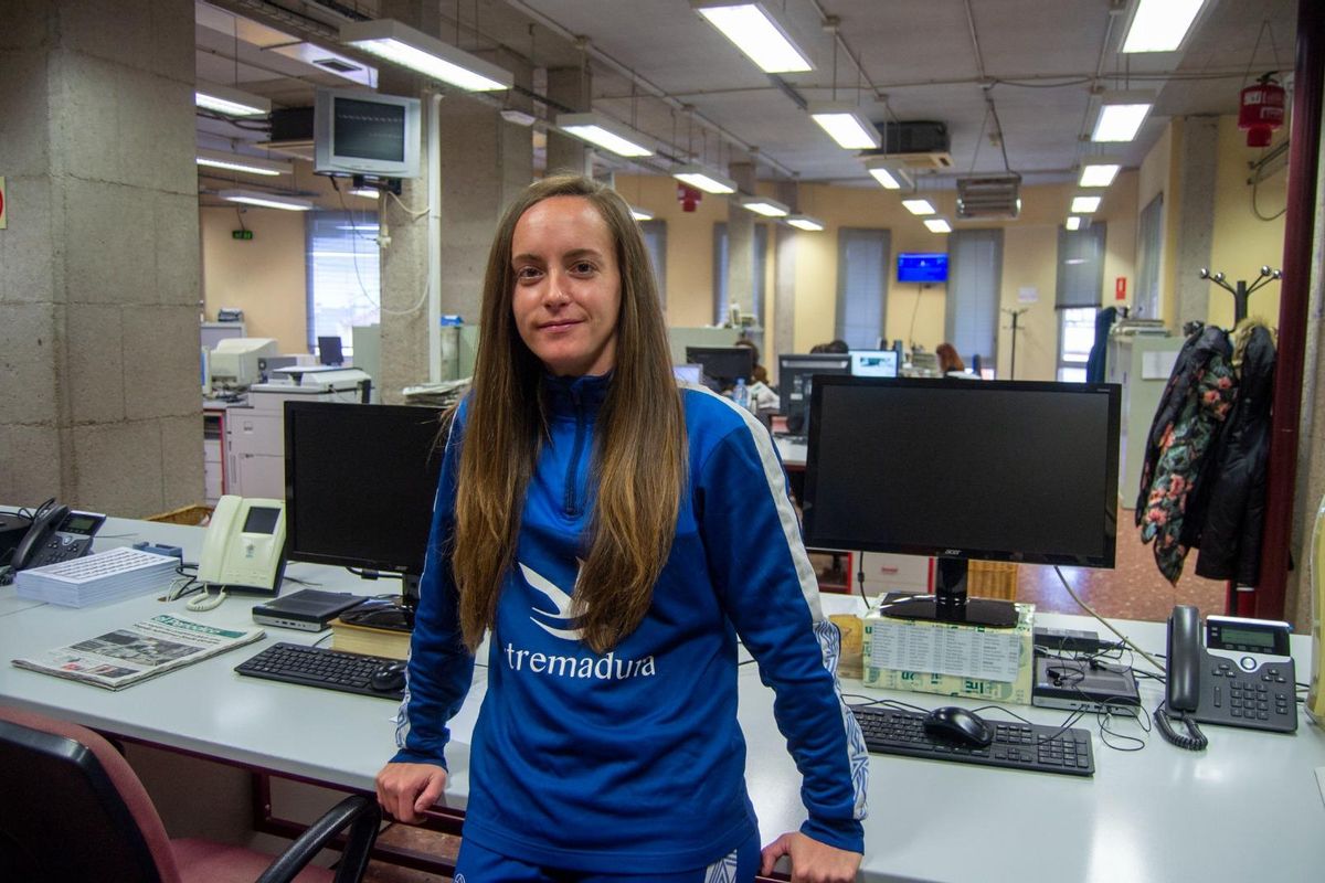 Nerea Sánchez, en la redacción de El Periódico Extremadura en Cáceres.