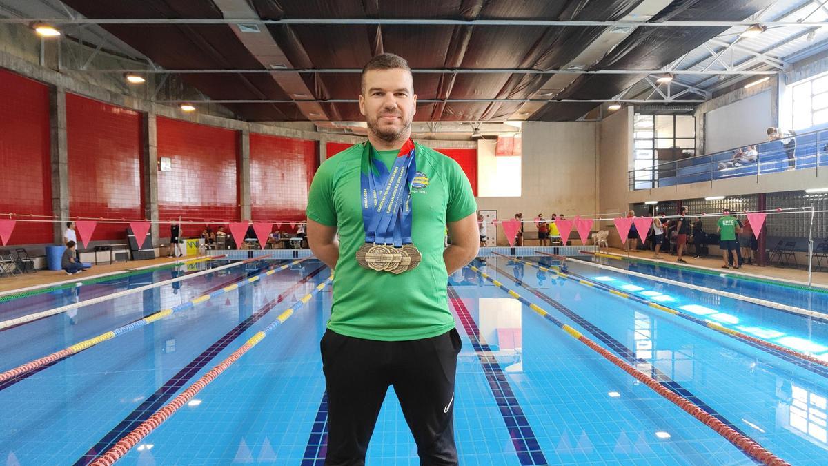 Carlos Parra posa con los cinco metales conseguidos en los Juegos de Braga.