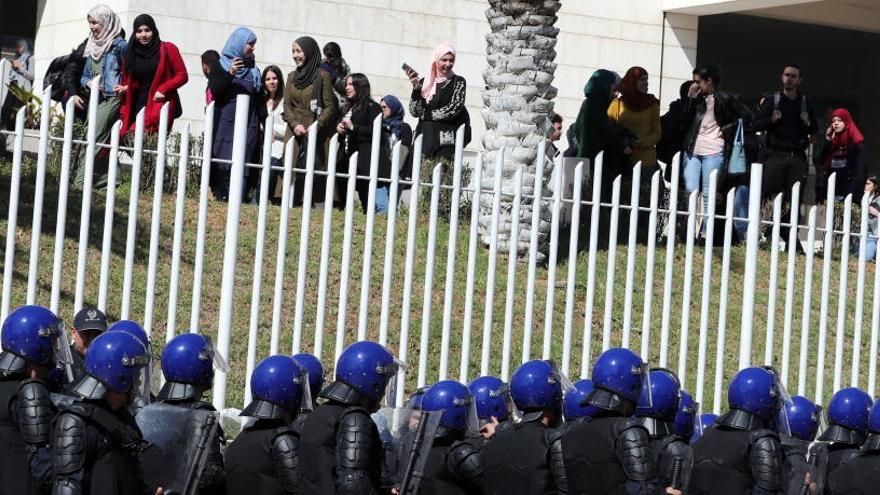 Los estudiantes protestan en la facultad de medicina ante policías.