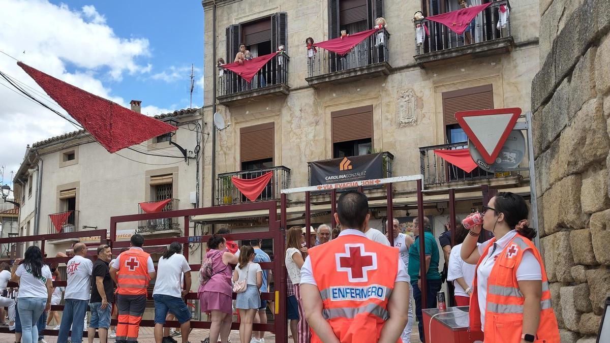 Personal de Cruz Roja y público, durante uno de los actos taurtinos en las fiestas de junio.
