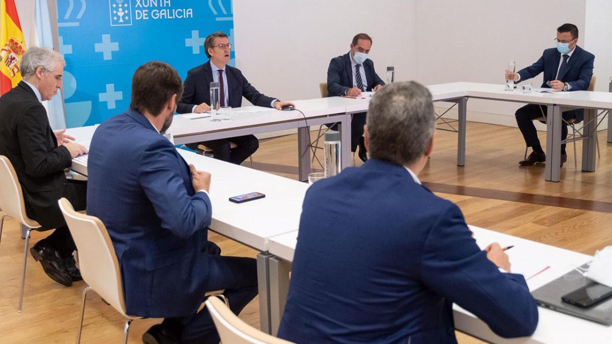 Feijóo y los conselleiros de Medio Rural y Economía en la reunión de hoy en la Ciudad de la Cultura.