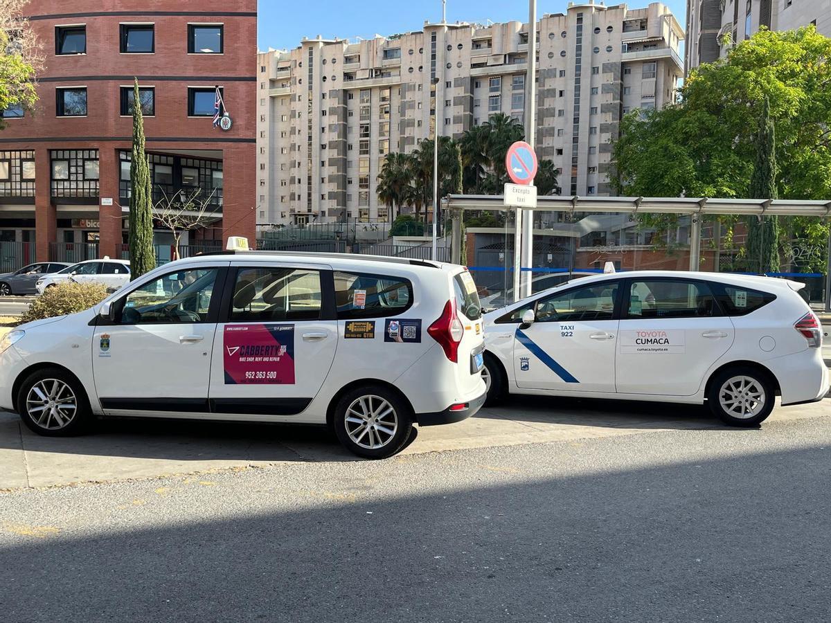 Taxis estacionados en una parada frente a la estación de autobuses de Málaga.