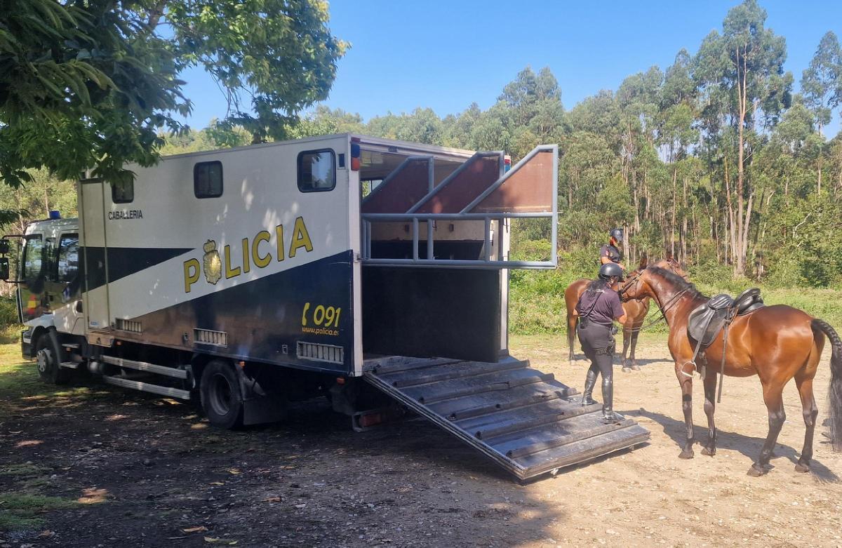 Los agentes antes de inicar una de sus patrullas a caballo.