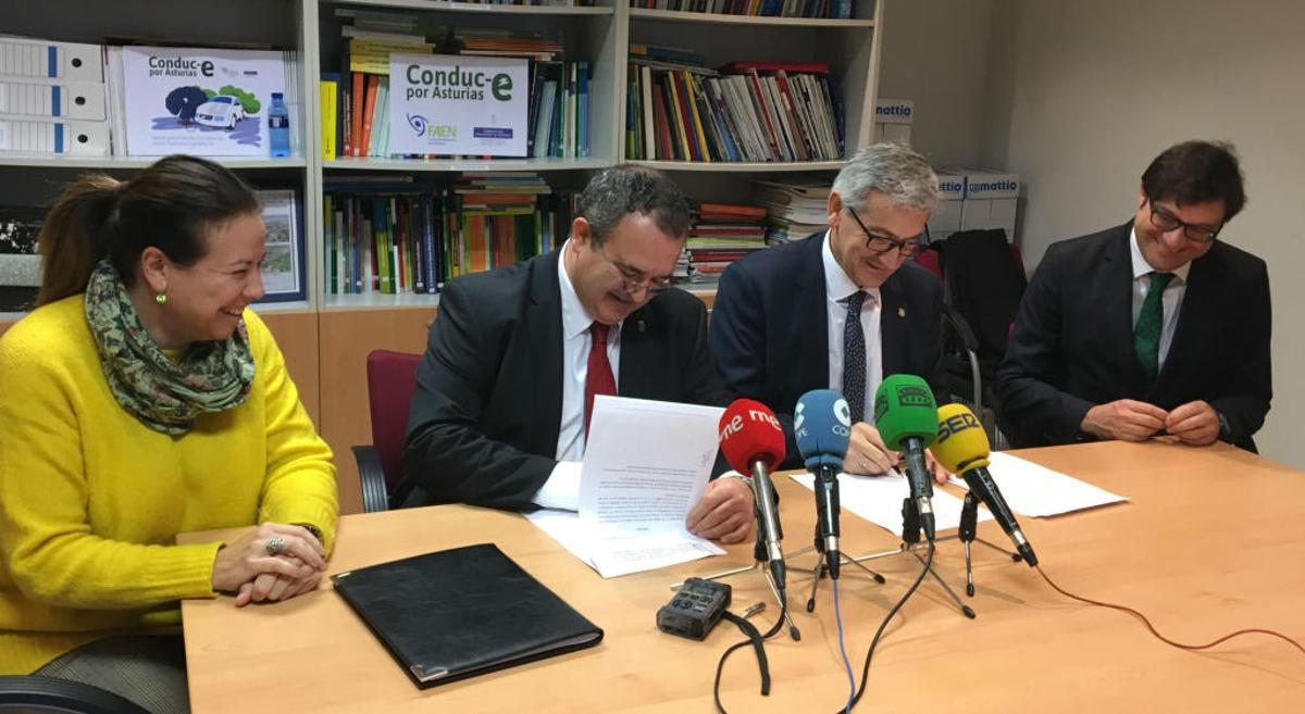 Momento de la firma del convenio esta mañana