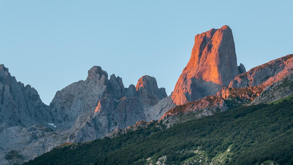 El refugio a los pies del Naranjo de Bulnes que Tomás Fernández guarda