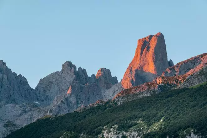 Tomás Fernández es el guarda del refugio del Naranjo de Bulnes desde hace más de 30 años