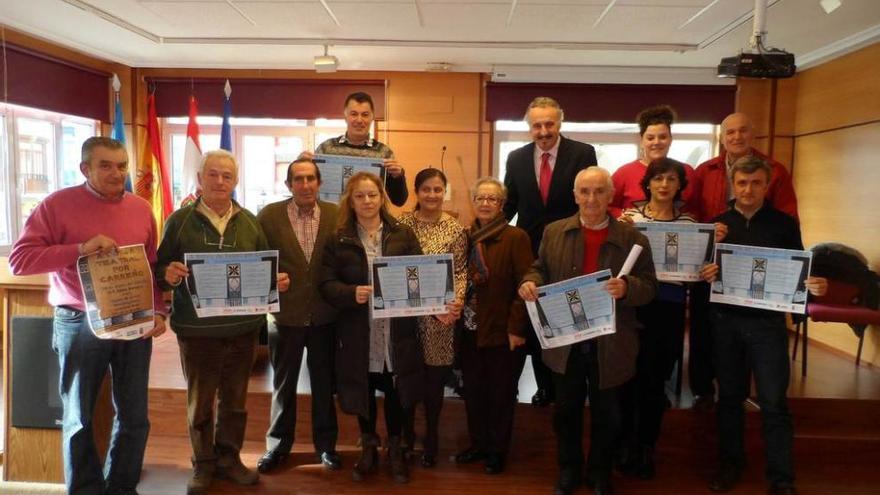 Por la izquierda, en la segunda fila, Pachu Gómez, Alain Fernández, María Viña y José Félix Caballero. Delante, Alberto Fernández, Manuel Noceda, Gabino González, Maribel Rodríguez, Amelia Fernández, Adela Román, Miguel Ángel Fernández, Carmen Suárez Trapiello y Julio César Jonte, ayer en la Casa de Cultura de Candás.