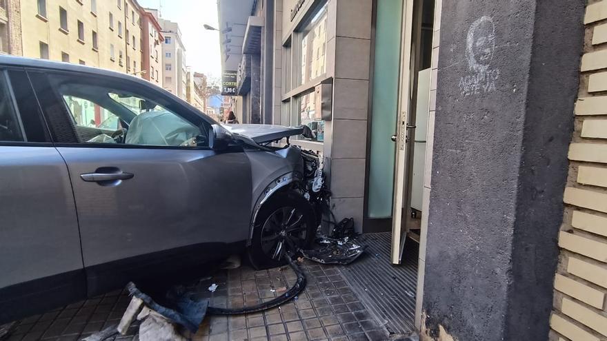 Un coche se empotra contra la fachada de una inmobiliaria en Zaragoza