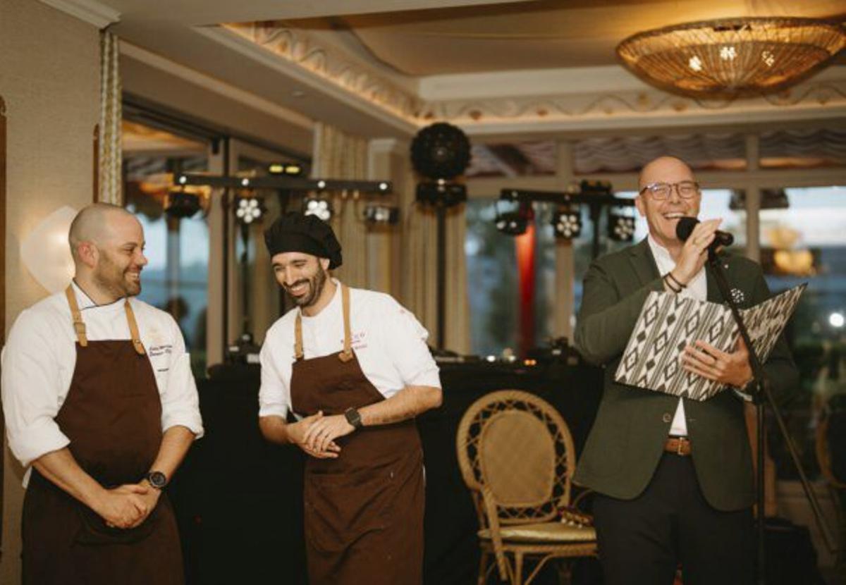 Bei der Eröffnung: Carlos Moreno, David Méndez und Hoteldirektor Thomas Bechtold (v. li.).   | FOTO: SAVAGE