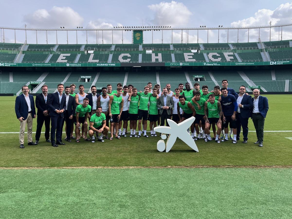 Plantilla y cuerpo técnico del Elche con responsables de CaixaBank.