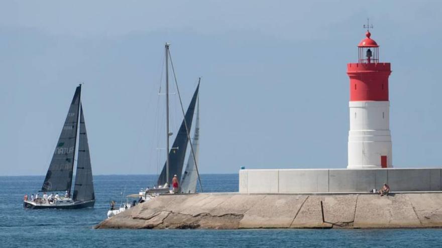 Las velas de una treintena de barcos se izan para poner rumbo a Ibiza