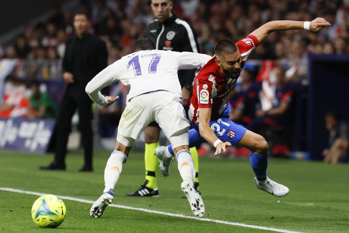 El centrocampista belga del Atlético de Madrid Yannick Carrasco (d) lucha con Lucas Vázquez, del Real Madrid, durante el partido de la jornada 35 de Liga en Primera División en el estadio Wanda Metropolitano, en Madrid. EFE/Ballesteros