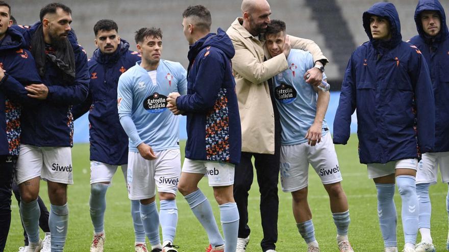 Giráldez felicita a sus jugadores tras la victoria ante el Leganés en Balaídos. | Pablo H. Gamarra