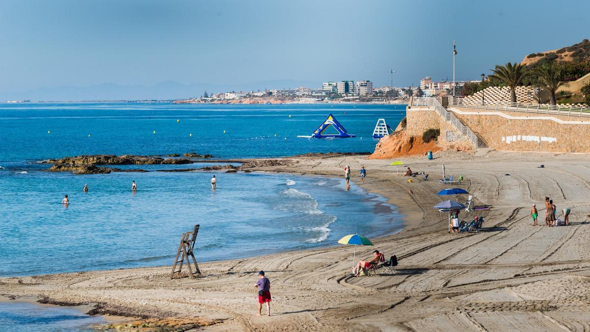 Cala de Aguamarina, en Orihuela, con bandera azul.