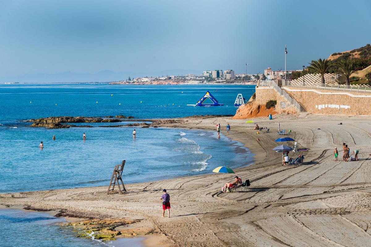 Cala de Aguamarina, en Orihuela, con bandera azul.