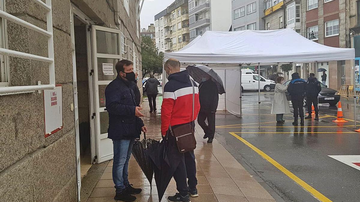 Centro de Salud de Moaña con la carpa que instaló para el cribado y que Sanidade obligó a retirar. |   // G.N.