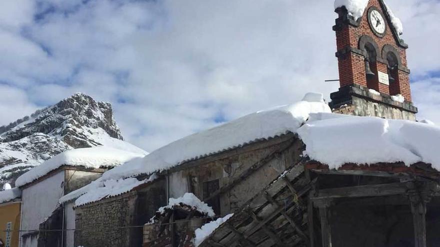 La ilesia de Viegu (Ponga), estropiada por una nevada, va iguase