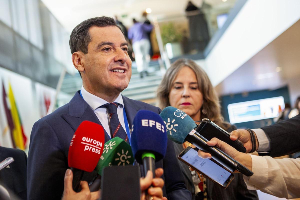 El presidente de la Junta de Andalucía, Juanma Moreno Bonilla, atiende a los medios este martes en Bruselas