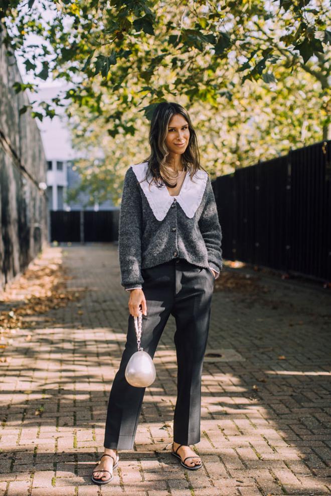 Look con camisa de cuello bobo y cárdigan, visto en el 'street style' de Londres