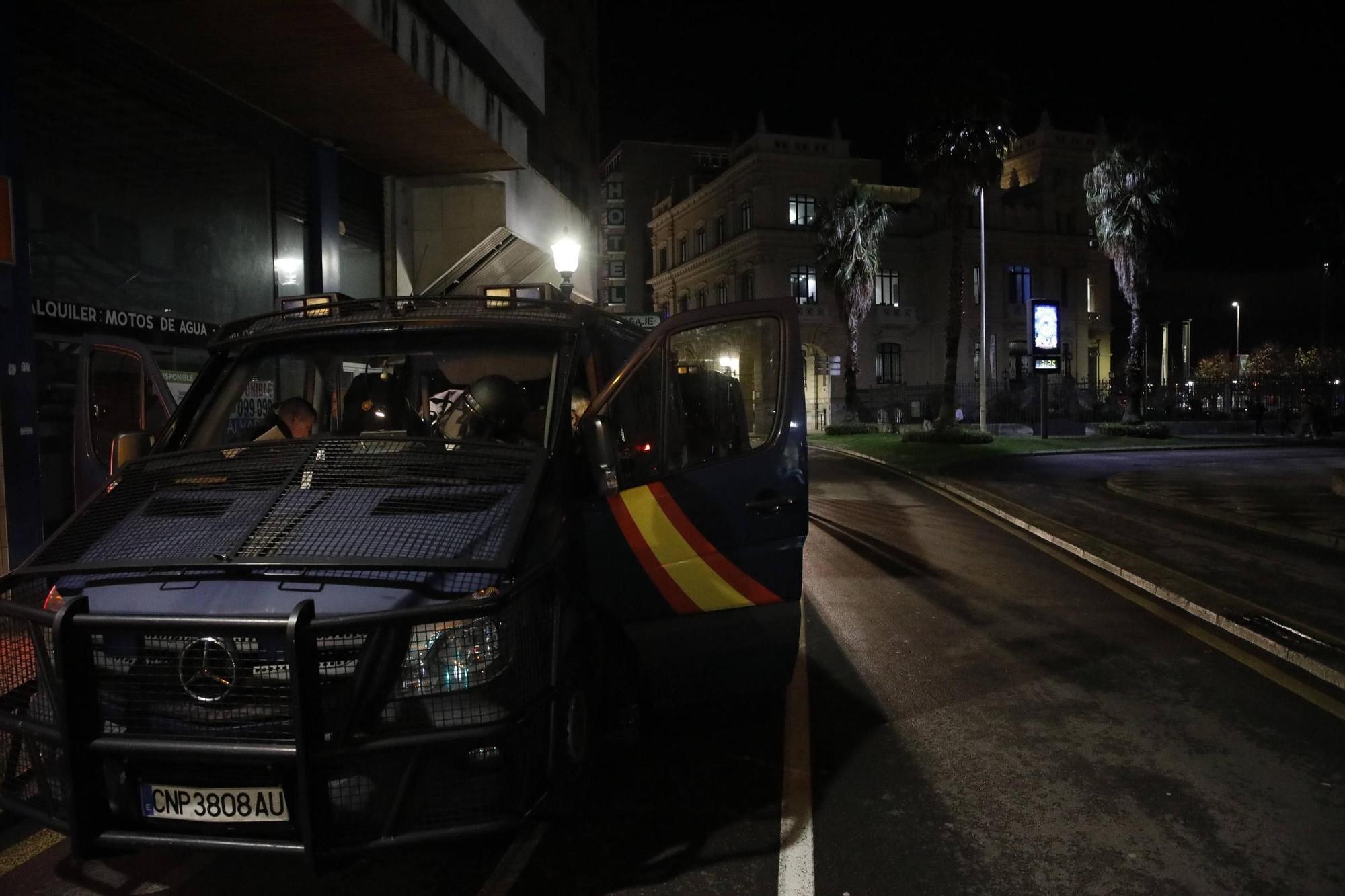 Así vigila la Policía Nacional las zonas de ocio nocturno en Gijón (en imágenes)