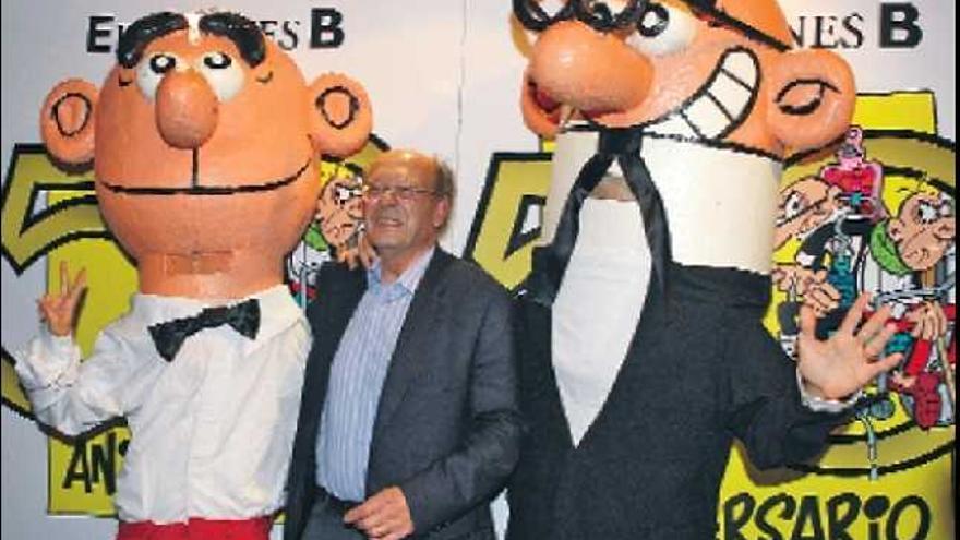 Mortadelo y 

Filemón posan junto a su creador, Francisco Ibáñez, durante el acto celebrado ayer en Madrid