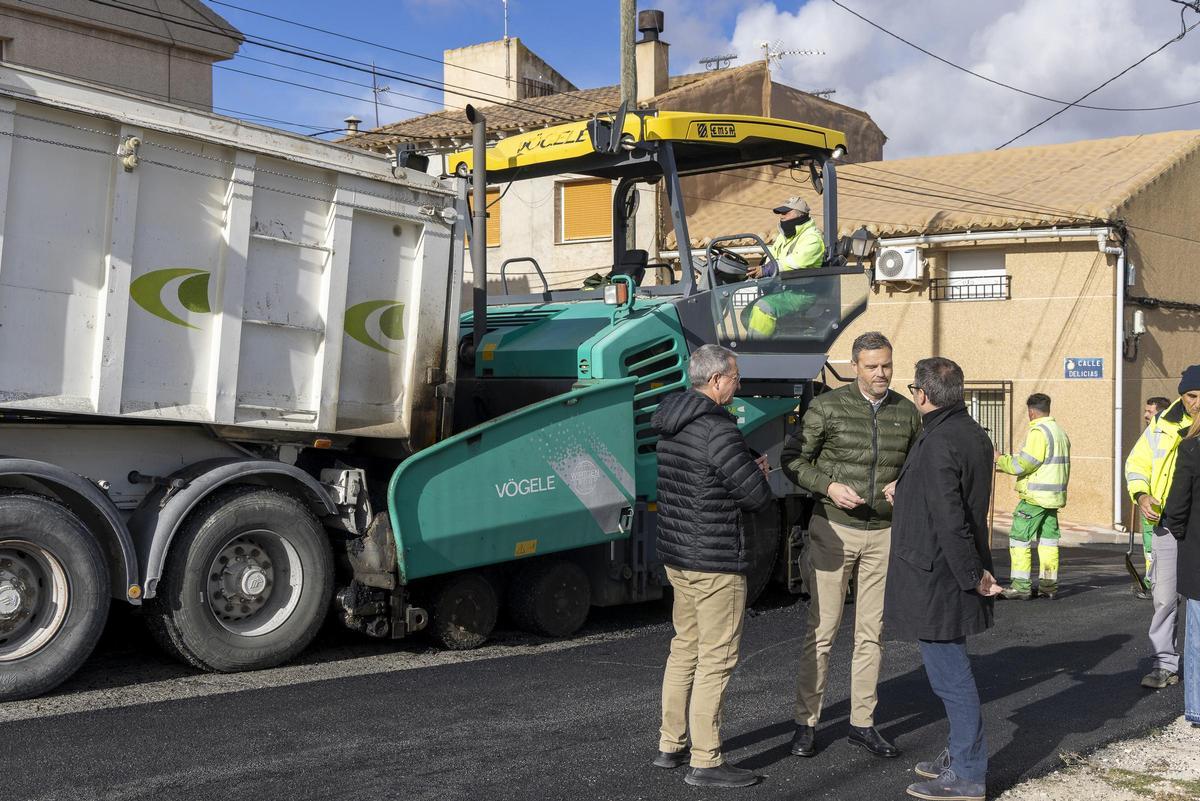 El alcalde de Caravaca, José Francisco García, visitó las obras de asfaltado, junto al concejal de Obras, José Antonio García