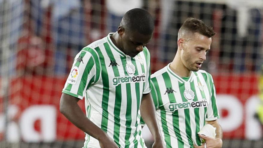 William Carvalho y Sergio Canales tras el Derbi sevillano.