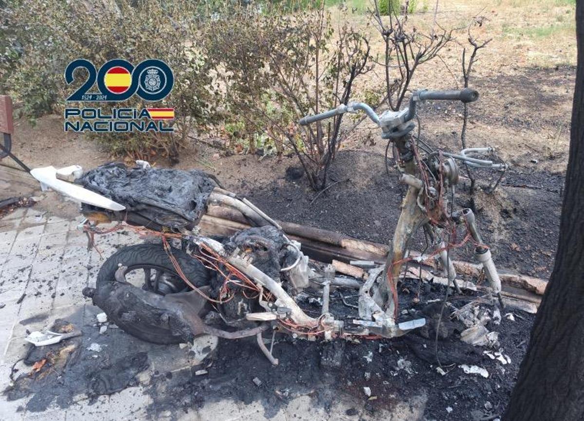 Una moto calcinada.